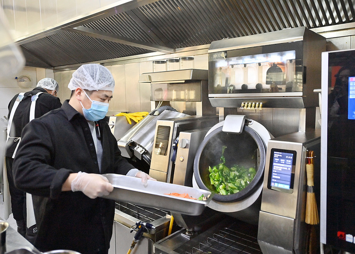 九遊娛樂：鍋圈的新店打算讓機器人來炒菜(圖1)