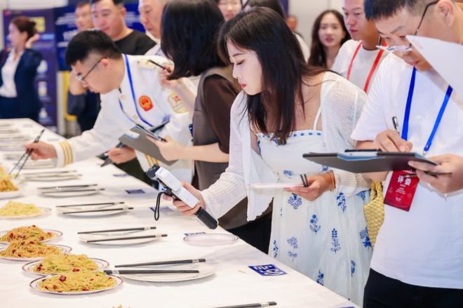 炒菜機器人北京平穀大比武 “智慧餐飲”從概念走向實踐(圖1)