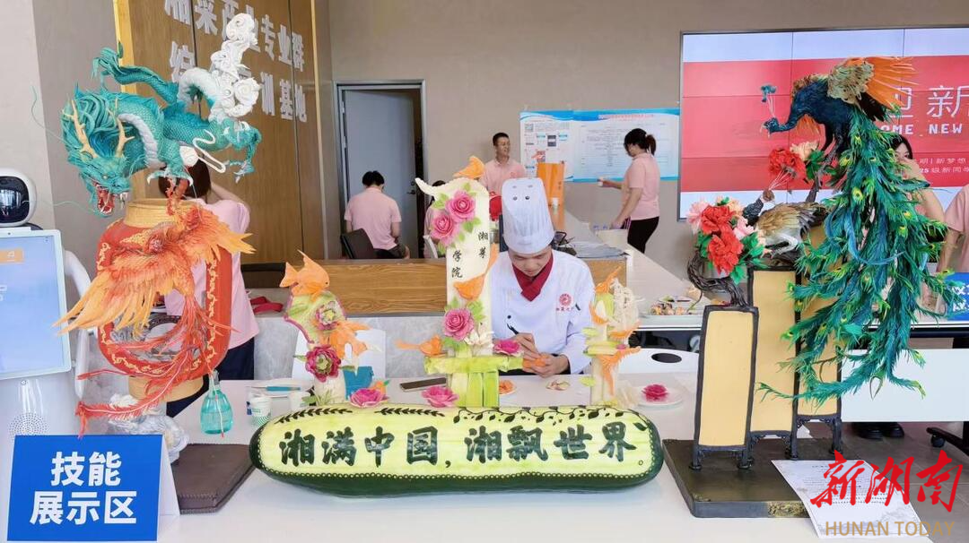 九遊娛樂：解鎖迎新新“玩法”！長沙商貿旅遊職院以機器人、VR和美食“圈粉”新生(圖2)