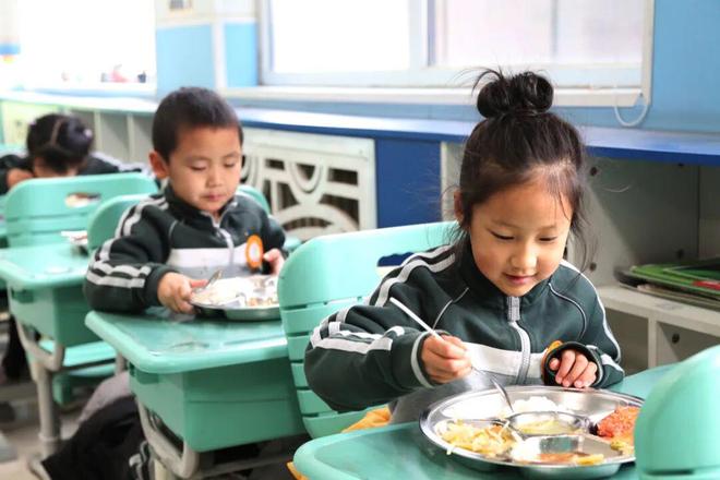 機器人掌勺10分鍾搞定1500人飯菜！北京中小學268個智慧食堂來了(圖5)