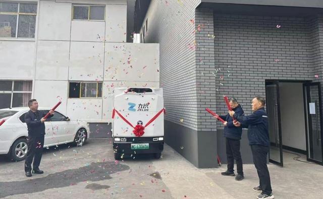 陝西鋅業職工餐廳引入L4級無人送餐車：一場從“用餐變革”到“思維革命”的智慧啟航(圖1)