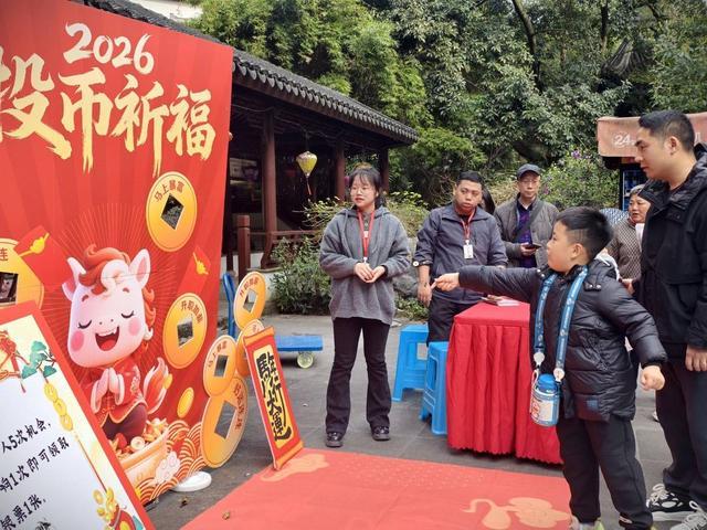 四川瀘州忠山公園“遊三國”鬧元宵 市民沉浸式體驗“銀票”換騎馬(圖1)
