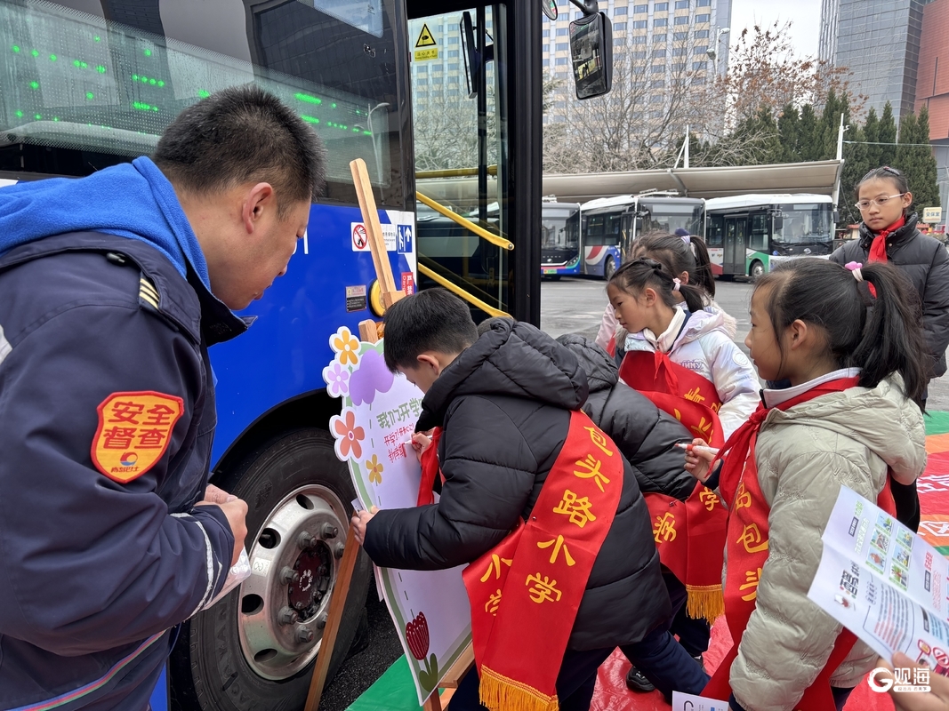 開學第一課：青島巴士“鋪”出安全路沉浸式體驗讓交通安全“看得見”(圖7)
