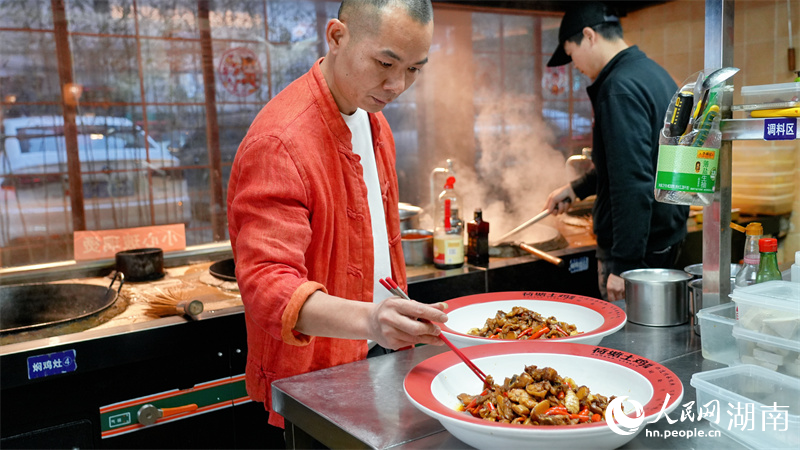 九遊app入口：匠心守“味”｜荷塘土雞 熬出蓮城煙火氣(圖2)